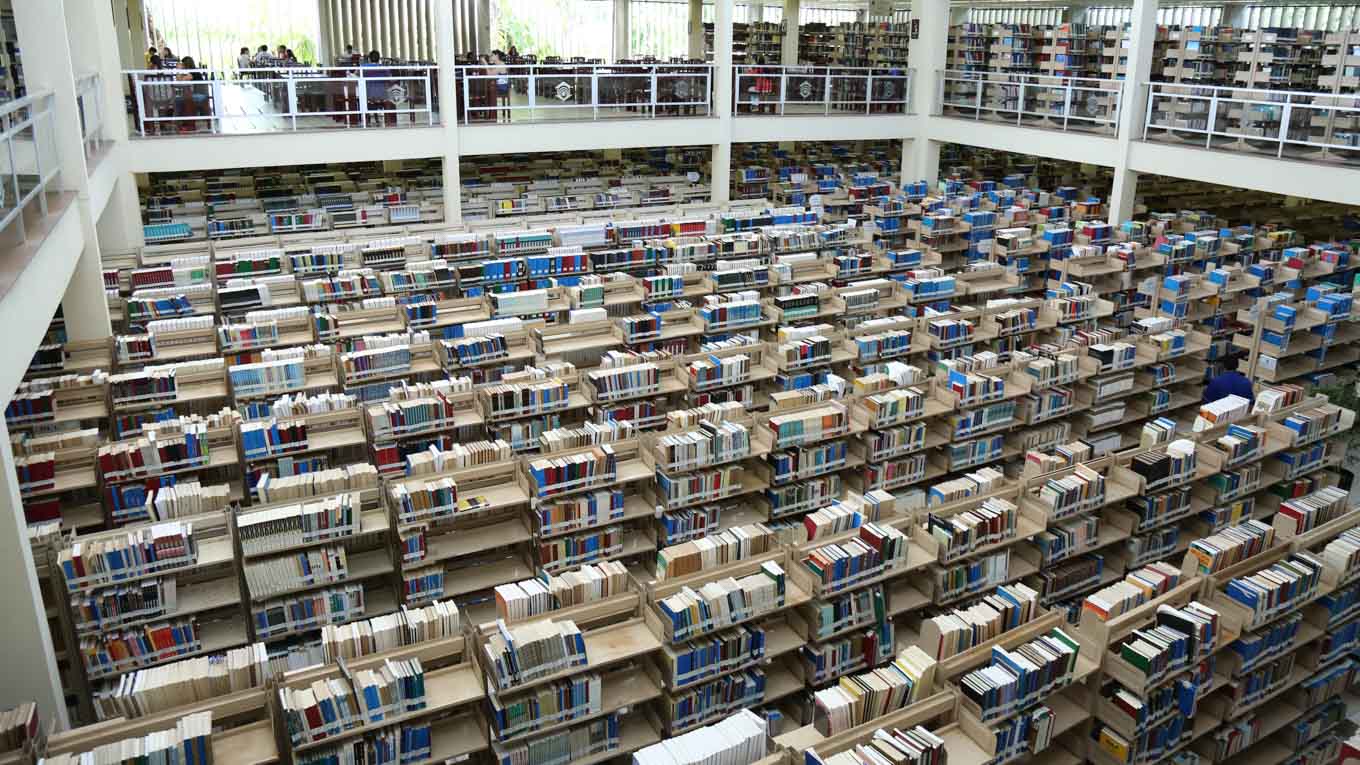 Vista aérea das prateleiras de livros da Biblioteca da Unifor.