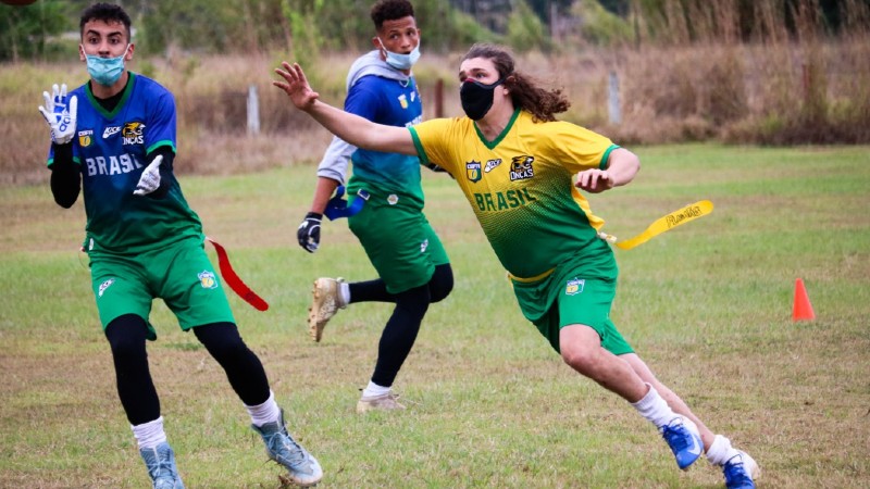 Jovens jogam futebol de bandeira