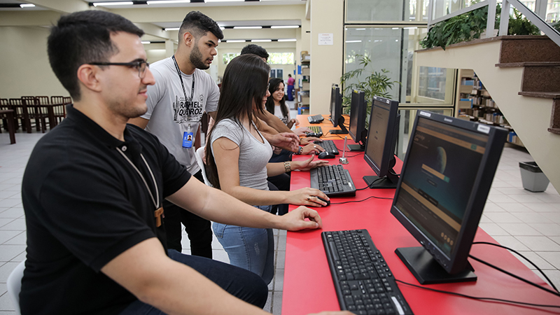 Alunos interessados em atingir bom desempenho em trabalhos acadêmicos contam com o apoio da Biblioteca Unifor (Foto: Ares Soares)