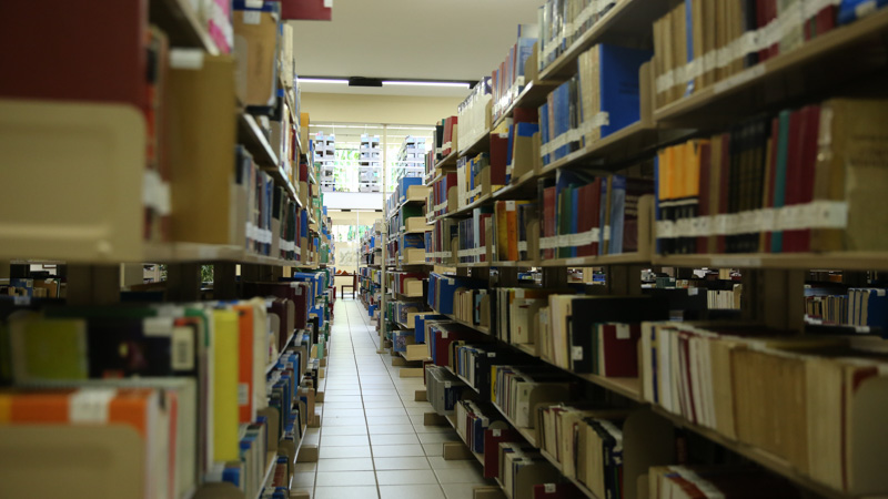 Acervo físico da Biblioteca conta com mais 212 mil volumes.
