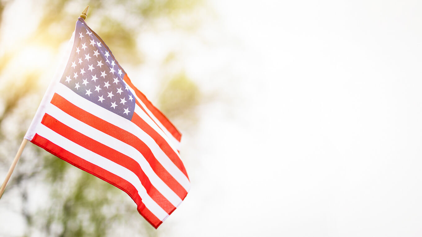 Uma bandeira dos Estados Unidos da América está em evidência.