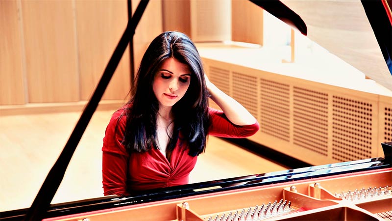 A jovem pianista Sylvia Thereza (Foto: Yannis Gutmann)
