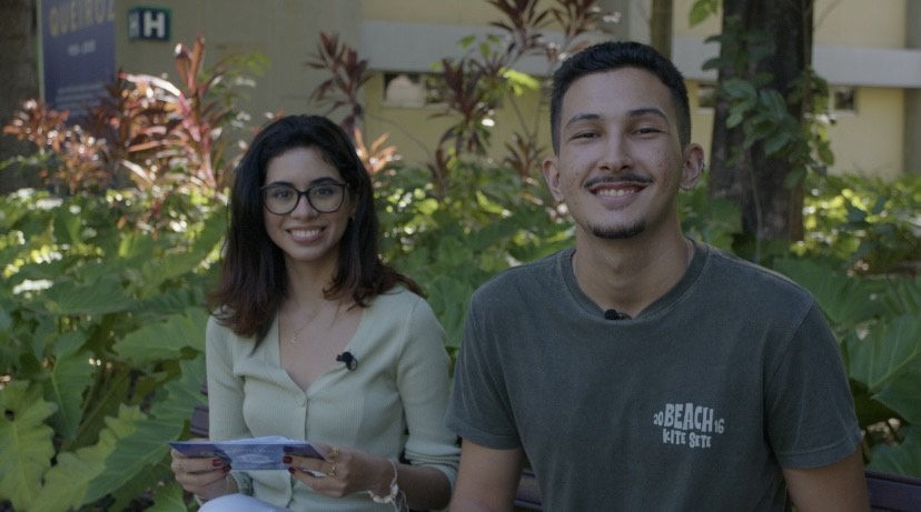 Neto Ferreira e Clara de Assis, estudantes do curso de Jornalismo, apresentam o  programa desta semana (Foto: Arquivo pessoal)