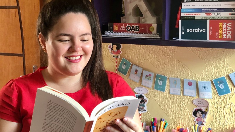 A aluna do curso de Direito da Unifor Karla Soraya aproveita seu tempo com a literatura (Foto: Arquivo pessoal/Divulgação)