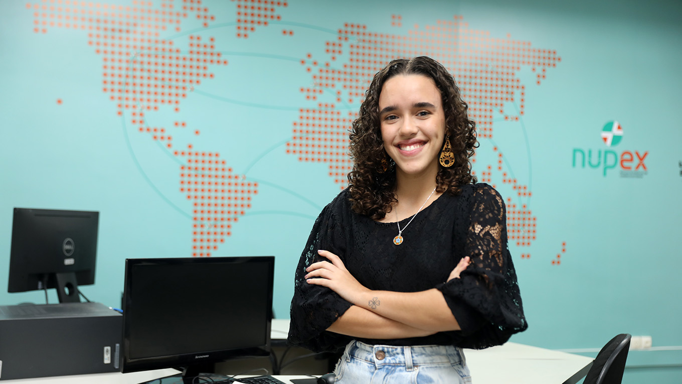 Alunos visualizam um globo terrrestre