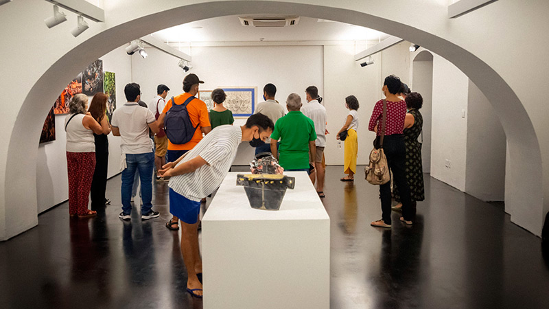 Visita mediada durante a abertura da itinerância da 34ª Bienal de São Paulo no Centro Cultural Vale Maranhão, em São Luís, 2022 (Foto: Jesús Pérez Chuseto / Fundação Bienal de São Paulo)