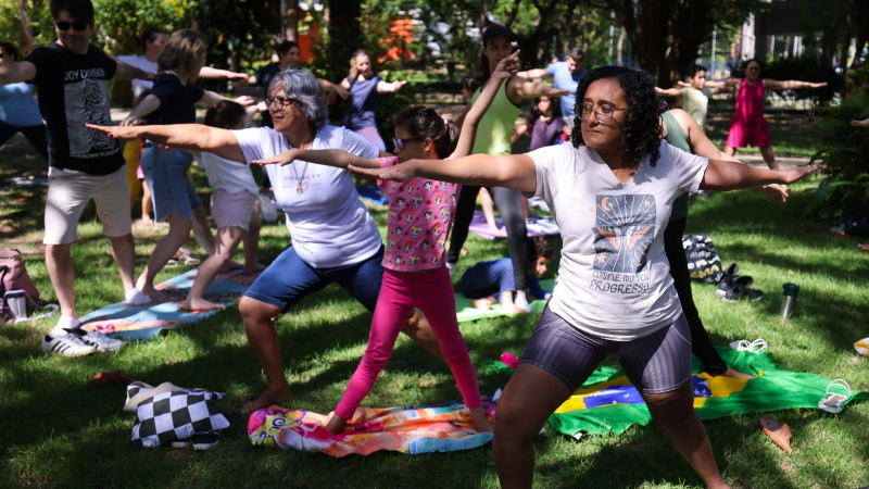 Idosas praticam yoga em atividade de promoção da saúde com participação multietária (Foto: Ares Soares)