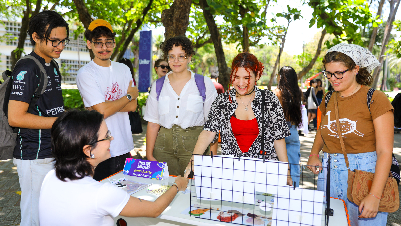 A Feira dos Artistas é uma das diversas iniciativas do curso de Design da Unifor voltadas para o empreendedorismo dos estudantes (Foto: Guilherme Alecrim)