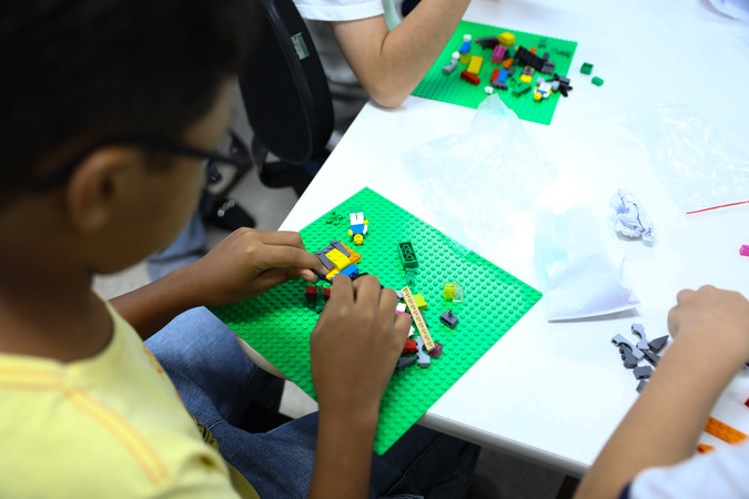 O Projeto Jovem Cientista utiliza a experimentação prática para demonstrar que investigar e criar também são formas de brincar e aprender (Foto: Duda Barroso)