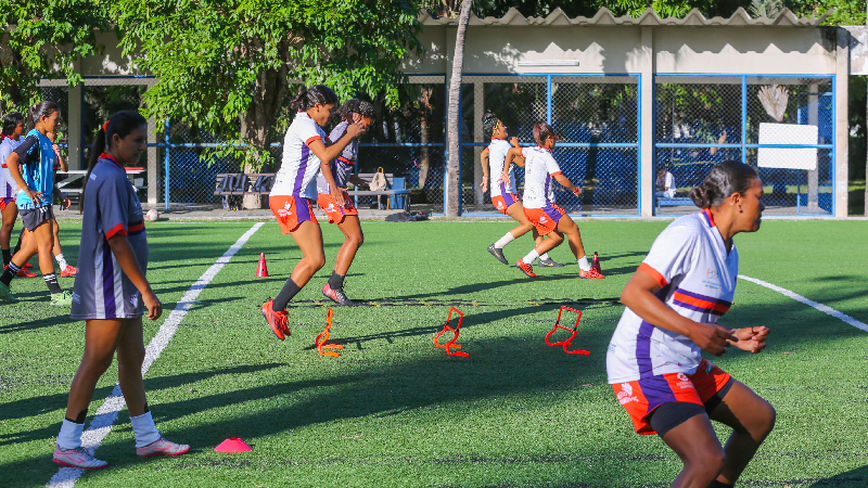 Atletas do “Futebol pela Igualdade” realizam treinamento no campo society da Unifor (Foto: Guilherme Daniel)