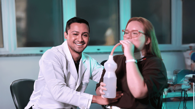 Faça a melhor formação em Fonoaudiologia de Fortaleza e esteja apto para atuar com excelência em diferentes áreas (Foto: Ares Soares / Arte: Luiz Gonzaga)