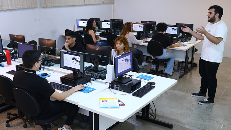 Além do plantão presencial, os alunos podem continuar agendando sessões individuais de orientação curricular (Foto: Ares Soares)