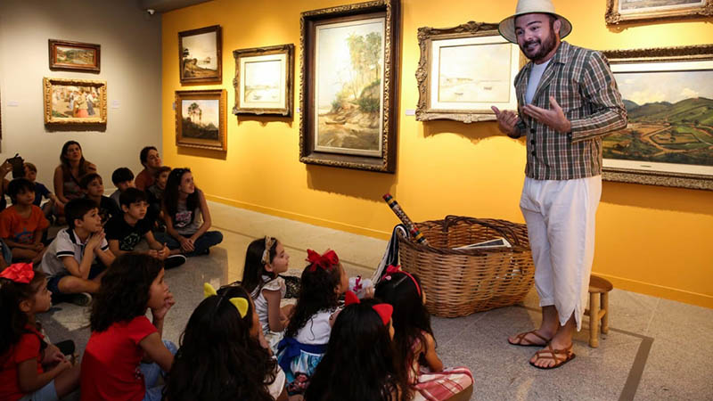 As contações, que se iniciam às 16h, embora agradem a todos que se interessem pela história da arte, têm uma linguagem única voltada para o público infantil, levando as crianças para um mundo ao mesmo tempo lúdico e mágico. Foto: Ares Soares.