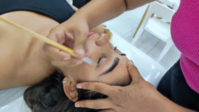 Entre as formações que serão ofertadas está o curso de Design de Sobrancelha (Foto: Divulgação)