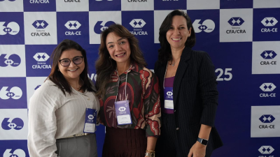 As professoras Ana Rita, coordenadora do curso de Comércio Exterior, Danielle Coimbra, diretora do CCG, e Hercilia Correia, assessora pedagógica do CCG, durante o evento do CRA-CE. (Foto: Arquivo pessoal)