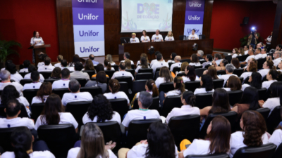 Representante da Central de Transplantes do Ceará, a enfermeira Mônica Maria Paiva discursou sobre a importância do diálogo familiar para a doação de órgãos (Foto: Ares Soares)