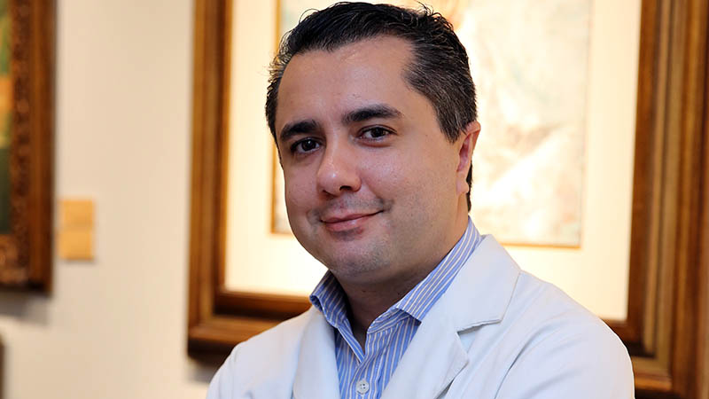 O professor Eduardo Jucá é coordenador do Serviço de Neurocirurgia Pediátrica do Hospital Infantil Albert Sabin, onde as gêmeas receberam o primeiro atendimento (Foto: