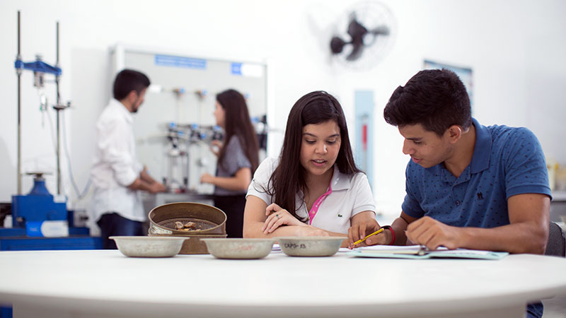 Alunos de Engenharia Ambiental em pesquisa no Laboratório de Mecânica dos Solos da Unifor (Foto: Ares Soares)