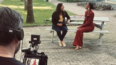 A entrevista conta com a apresentação de Kaylane Garcia, estudante de Jornalismo da Unifor (Foto: Marcelo Falcão)