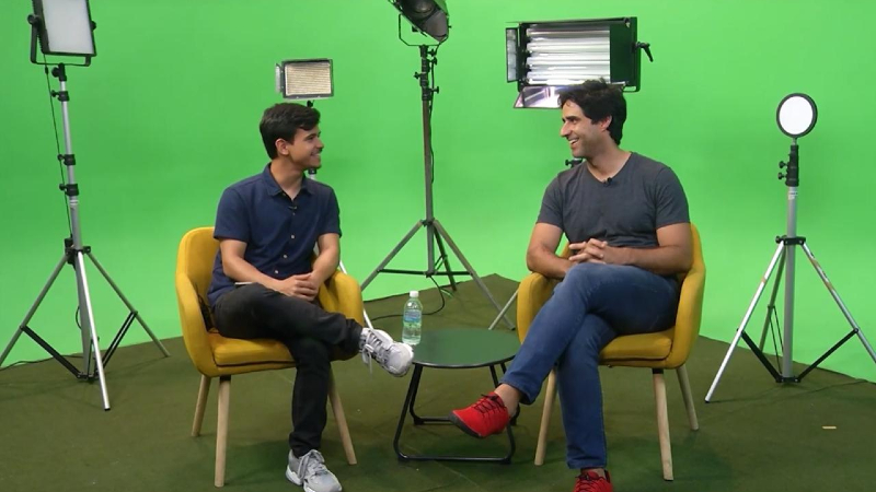 Gui Machado e Ian Laurindo, estudante de Jornalismo e repórter da TV Unifor, riem das histórias de gravações do canal Porta dos Fundos (Foto: Priscilla Sousa)