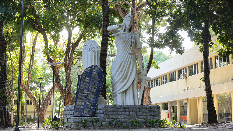 A estátua, construída em ferro e cimento, é de autoria do escultor do escultor Franzé da Aurora (Foto: Ares Soares)