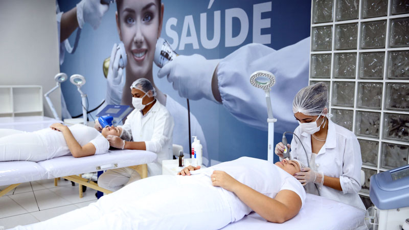 No curso de Estética e Cosmética, os alunos aprendem a trabalhar com a promoção da beleza, saúde, bem-estar e satisfação com a imagem pessoal. (Foto: Ares Soares)