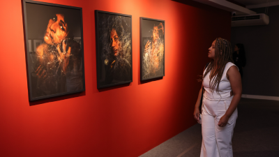 Entre as obras de “Um Oceano Dentro de Mim” destaca-se a série de fotografias em que a artista retrata  seu próprio corpo adornado e transformado por elementos que compõem seu território (Foto: Ares Soares)