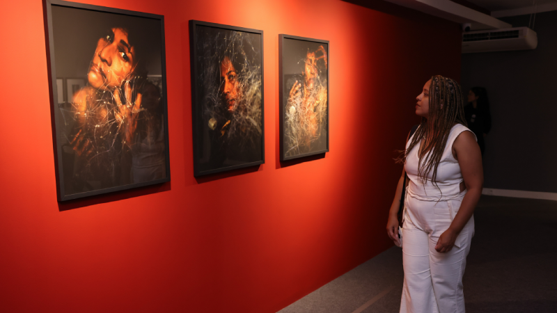 Entre as obras de “Um Oceano Dentro de Mim” destaca-se a série de fotografias em que a artista retrata seu próprio corpo adornado e transformado por elementos que compõem seu território (Foto: Ares Soares)