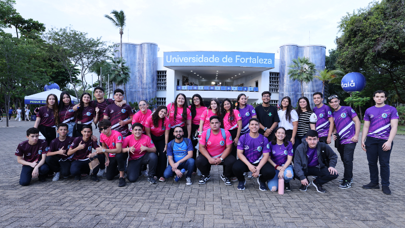 Alunos posam para foto durante a última edição da Feira de Profissões Unifor, realizada em maio de 2024