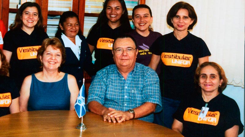 O prof. Fernando Monteiro e colaboradores da Comissão de Coordenação de Concurso de Vestibular da Unifor (Foto: Arquivo/Unifor)