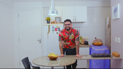 O programa é apresentado por Gabriel Lima, estudante de Cinema e Audiovisual, que, a cada episódio, e compartilhe suas experiências morando sozinho enquanto ensina receitas práticas para o dia a dia (Foto: Divulgação)