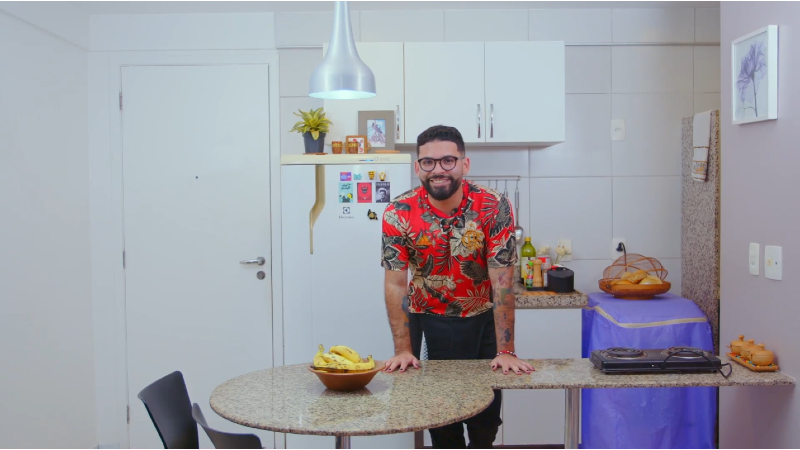 O programa é apresentado por Gabriel Lima, estudante de Cinema e Audiovisual, que, a cada episódio, e compartilhe suas experiências morando sozinho enquanto ensina receitas práticas para o dia a dia (Foto: Divulgação)