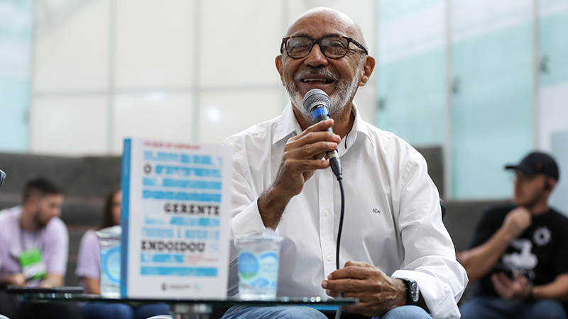 O livro, relançado pela Unifor, comemora os 20 anos do curso de Publicidade e Propaganda da Universidade de Fortaleza e foi lançado na XIII Bienal do Livro do Ceará. Foto: Ares Soares.