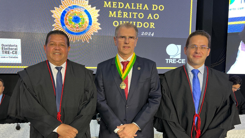 Autoridades são homenageadas com a medalha de Mérito Eleitoral