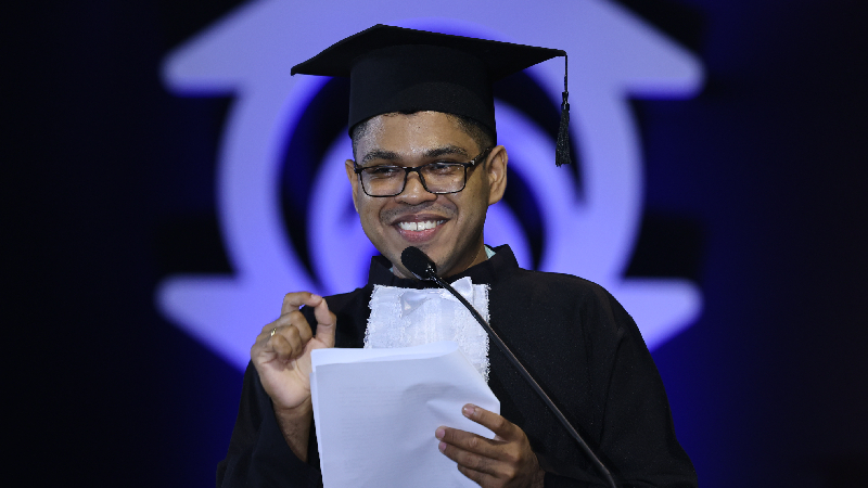 Lincoln discursou como representante dos alunos na Colação de Grau 2023.2 (Foto: Ares Soares)