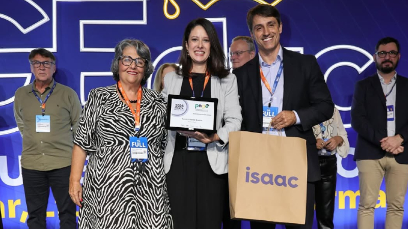 Professora Maely Barreto Borges (ao centro), chefe da Divisão de Responsabilidade Social da Unifor, esteve em São Paulo para receber a premiação (Foto: Divulgação/GEduc)