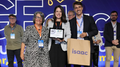 Professora Maely Barreto Borges (ao centro), chefe da Divisão de Responsabilidade Social da Unifor, esteve em São Paulo para receber a premiação (Foto: Divulgação/GEduc)