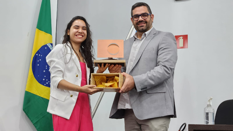 Ana Vitória Marques, jornalista da Assembleia Legislativa do Ceará (Alece), recebeu a premiação em nome da TV Unifor (Foto: Arquivo pessoal)