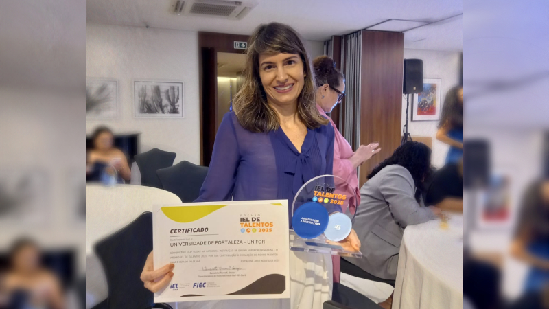 A professora Carolina Quixadá, gestora da Central de Carreiras e Egressos da Unifor, representou a instituição na premiação (Foto: Acervo pessoal)