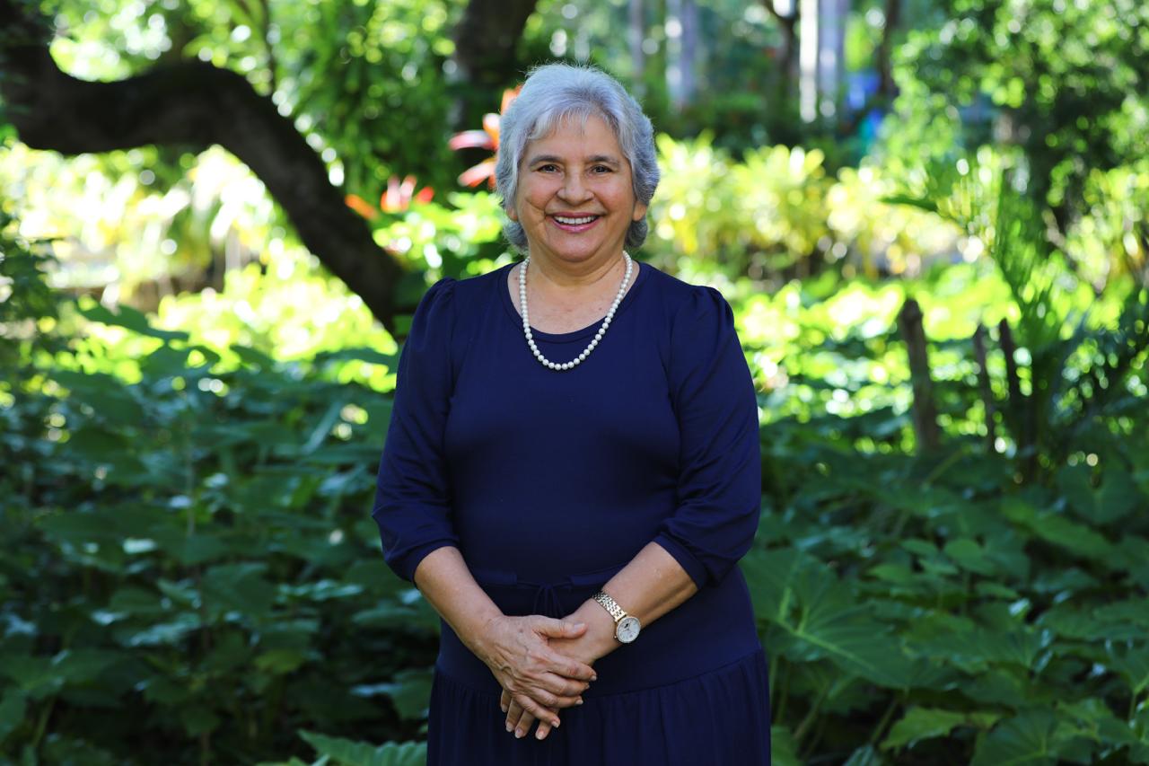 A professora Raimundinha, como é carinhosamente conhecida, ajudou a construir a pós-graduação em Enfermagem da UFC e se consolidou como símbolo da força e da liderança feminina na ciência nordestina (Foto: Duda Barroso)