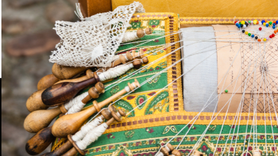 Edital convida alunos a propor soluções inovadoras para modernizar cartão-guia, bilros e almofada da renda de bilro, patrimônio cultural brasileiro (Foto: Getty Images)
