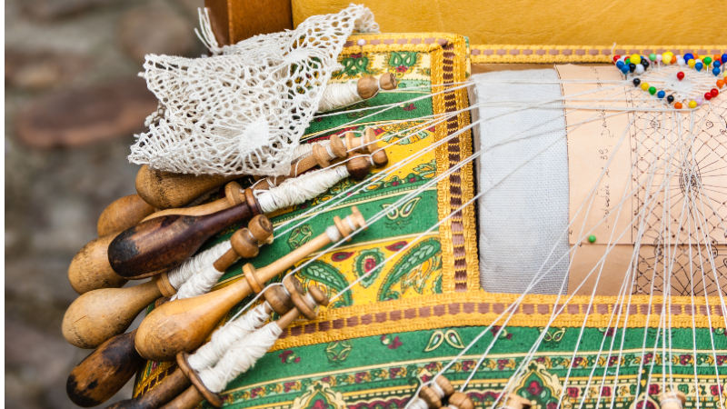 Edital convida alunos a propor soluções inovadoras para modernizar cartão-guia, bilros e almofada da renda de bilro, patrimônio cultural brasileiro (Foto: Getty Images)