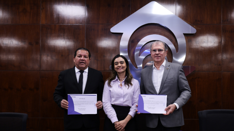 Celebração foi conduzida por Randal Pompeu, professor e Reitor da Unifor, Katherinne Mihaliuc, professora e diretora do Centro de Ciências Jurídicas (CCJ), e Raimundo Nonato, desembargador e presidente do TRE-CE (Foto: Ares Soares)
