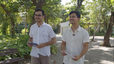 Enzo Bezerra e Ian Laurindo, estudantes do curso de Jornalismo da Unifor, apresentam o Mundo no Campus (Foto: Weffiston Brasil)