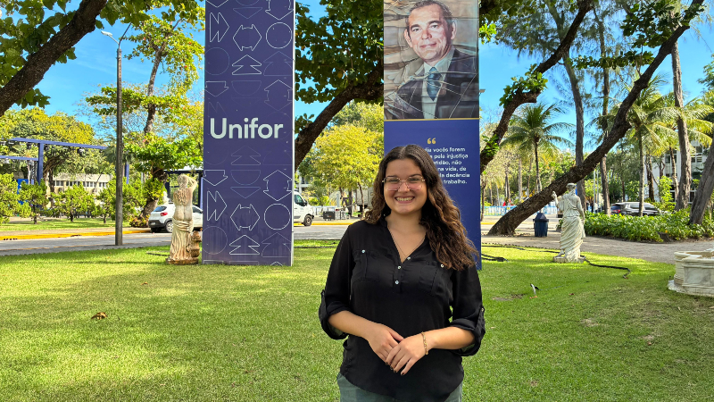 Ana Beatriz Casseb, estudante de Jornalismo, apresenta o Boletim Colação de Grau de 2025.1 (Foto: Arquivo)