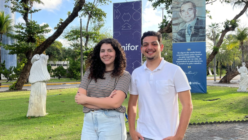 Marcelly Feitosa e Leo Ruperti apresentam o Boletim Colação de Grau 2025.2 (Foto: Maria Oliveira)