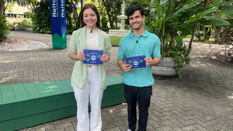 Ian Laurindo e Julyana Lima, estudantes do curso de Jornalismo da Unifor, apresentam o Mundo no Campus (Foto: Weffiston Brasil)