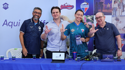 Ralciney Barbosa (chefe da Divisão de Atividades Desportivas da Unifor), Thalis Braga (presidente do Fortaleza Basquete Cearense), Jelena Todorovic (técnica da equipe) e Rolim Machado (presidente do Fortaleza Esporte Clube), da esquerda para a direita (Foto: Ares Soares)