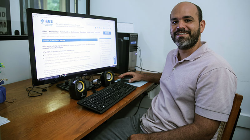 O professor Victor Hugo é bacharel em Mecatrônica, com Mestrado em Engenharia de Teleinformática e Doutorado em Engenharia Mecânica. É docente da Pós-graduação em Informática Aplicada da Unifor e professor colaborador do Mestrado Profissional em Enfermagem da Unifor (Foto: Ares Soares)