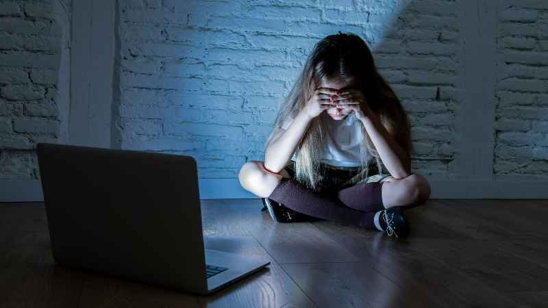 Adultização de menores é a exposição precoce a conteúdos inadequados nas redes sociais, gerando riscos a infância (Foto: Getty Images)